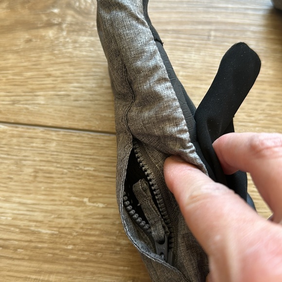 Lands’ End Gray Women’s Ski Gloves with zipper pockets - Picture 3 of 6